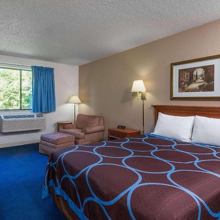 Super 8 By Wyndham Delmont Hotel Buitenkant foto