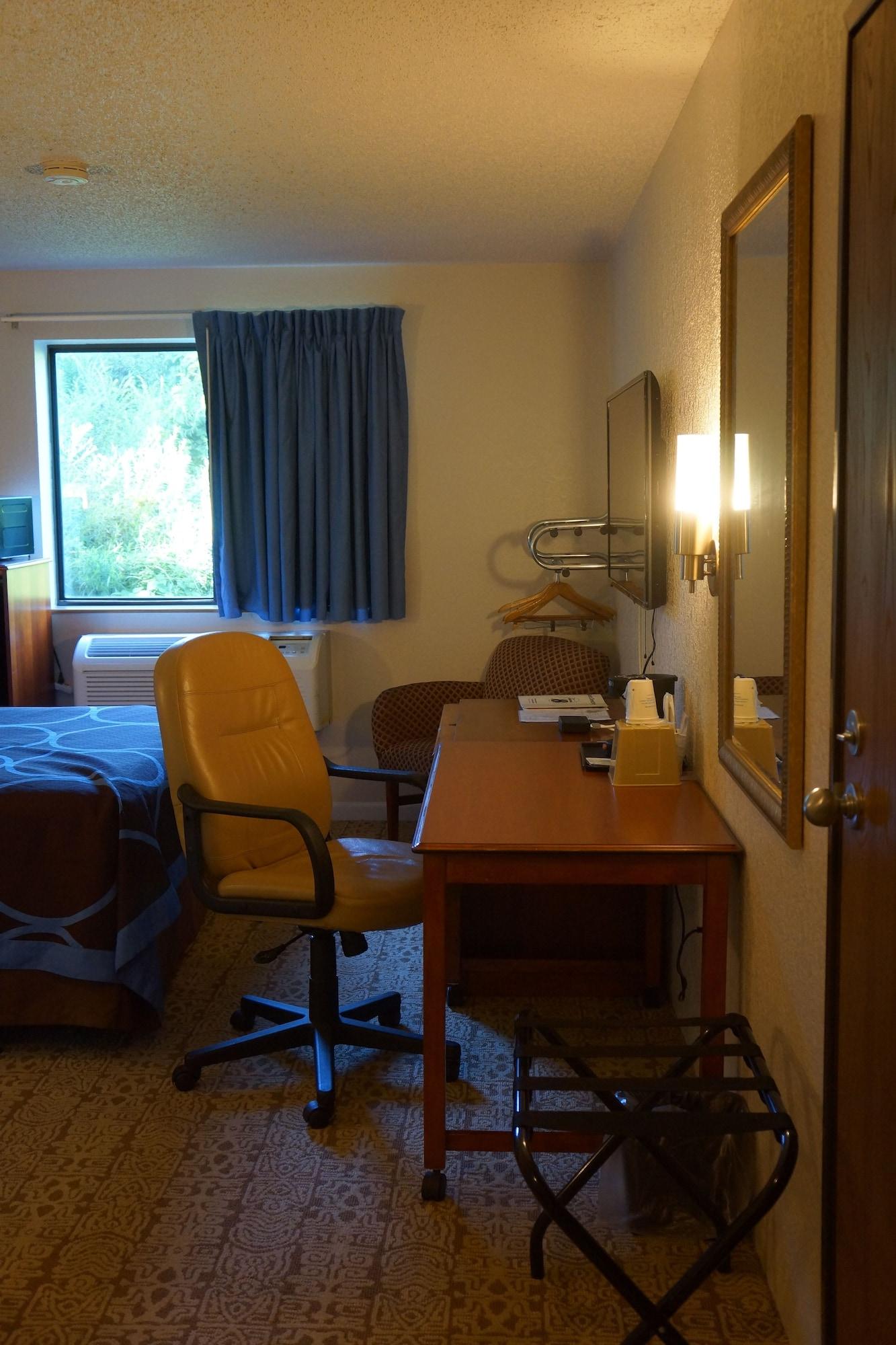Super 8 By Wyndham Delmont Hotel Buitenkant foto