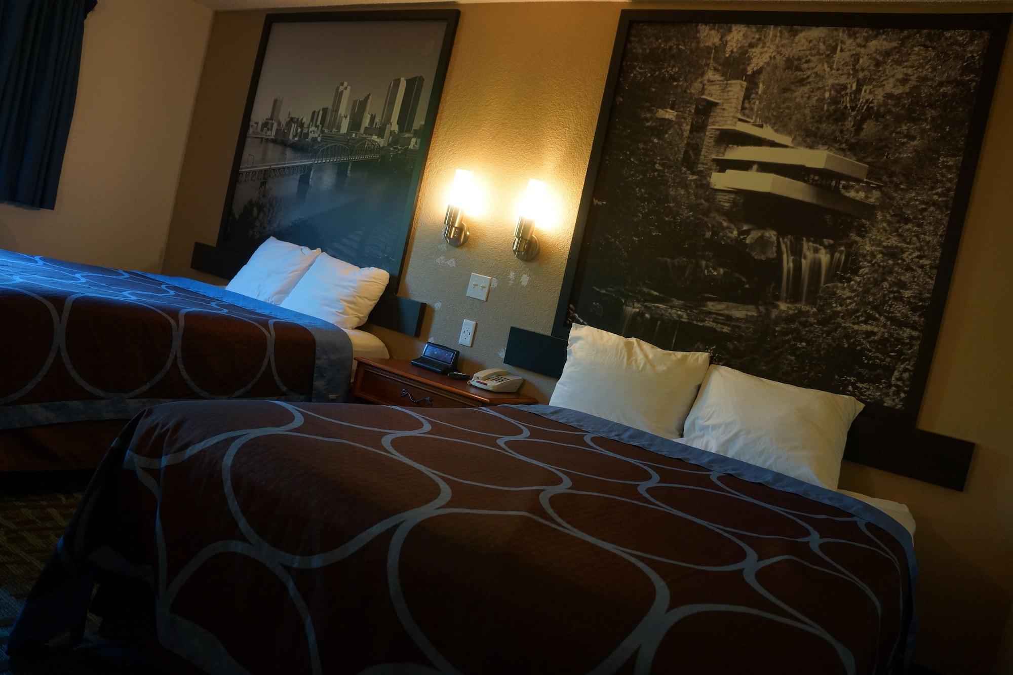 Super 8 By Wyndham Delmont Hotel Buitenkant foto