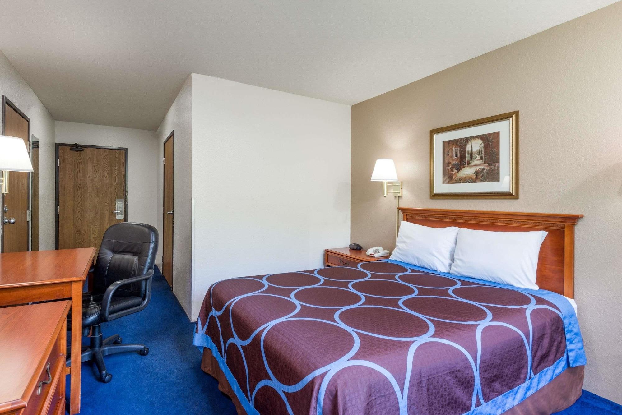 Super 8 By Wyndham Delmont Hotel Buitenkant foto