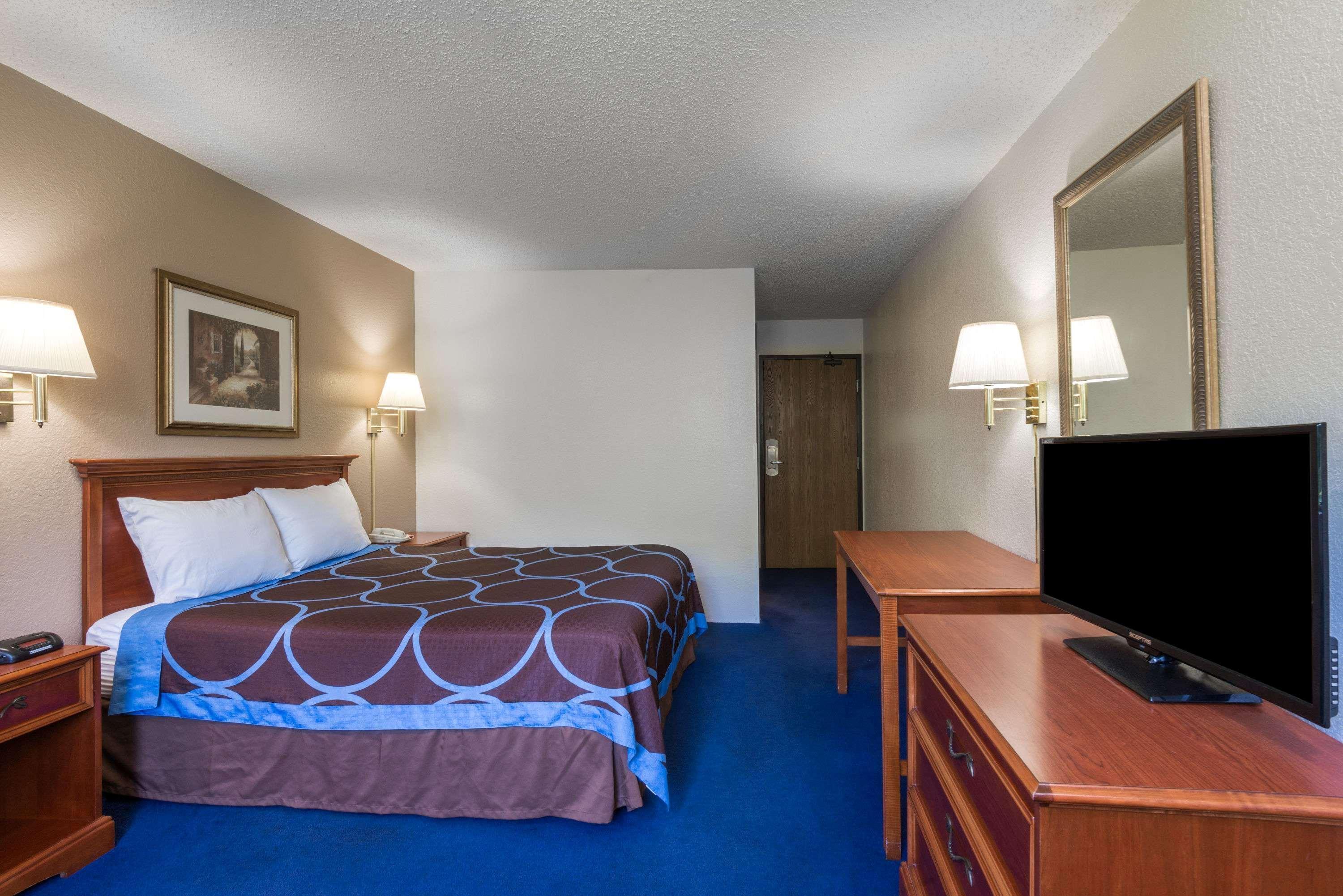 Super 8 By Wyndham Delmont Hotel Buitenkant foto
