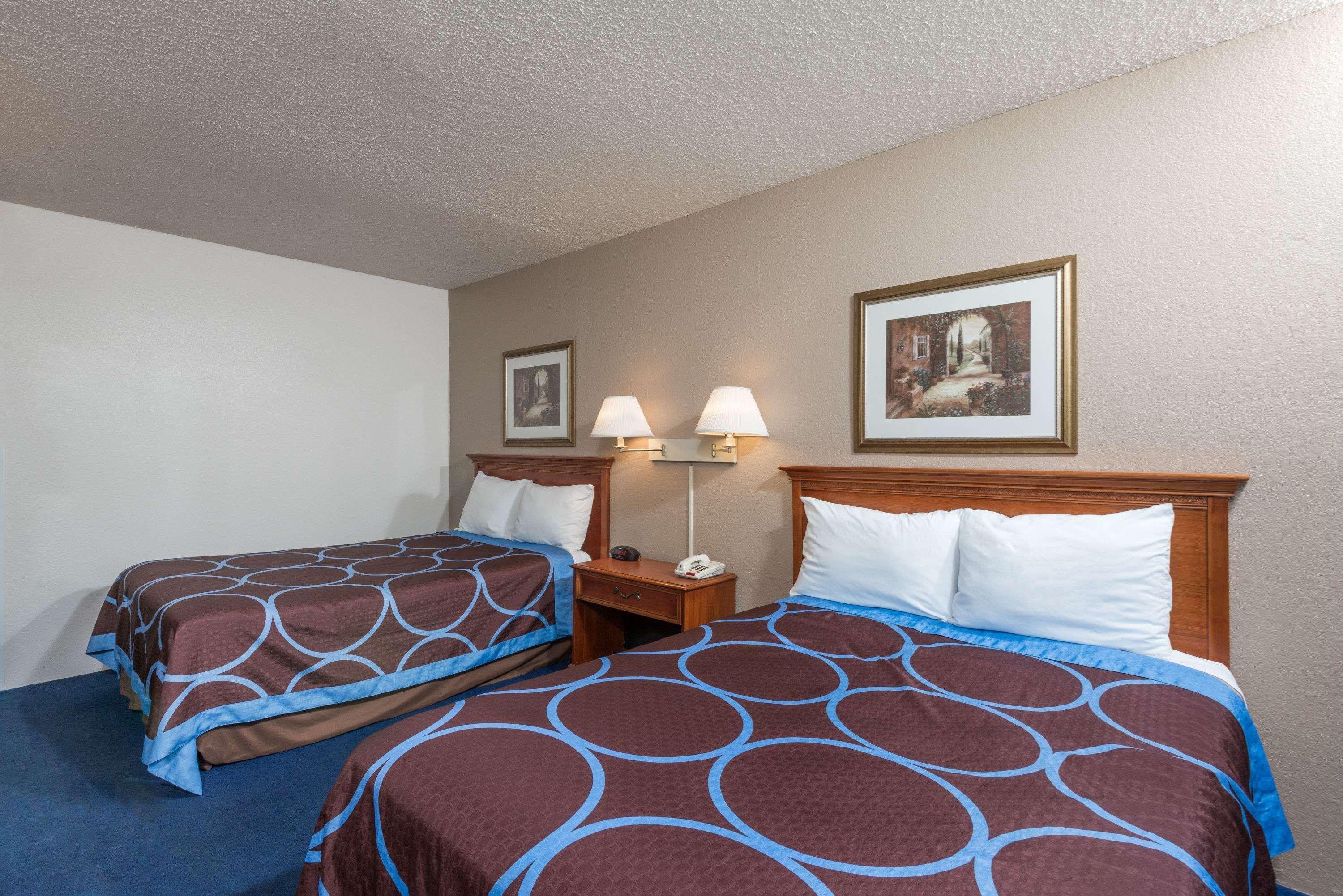 Super 8 By Wyndham Delmont Hotel Buitenkant foto