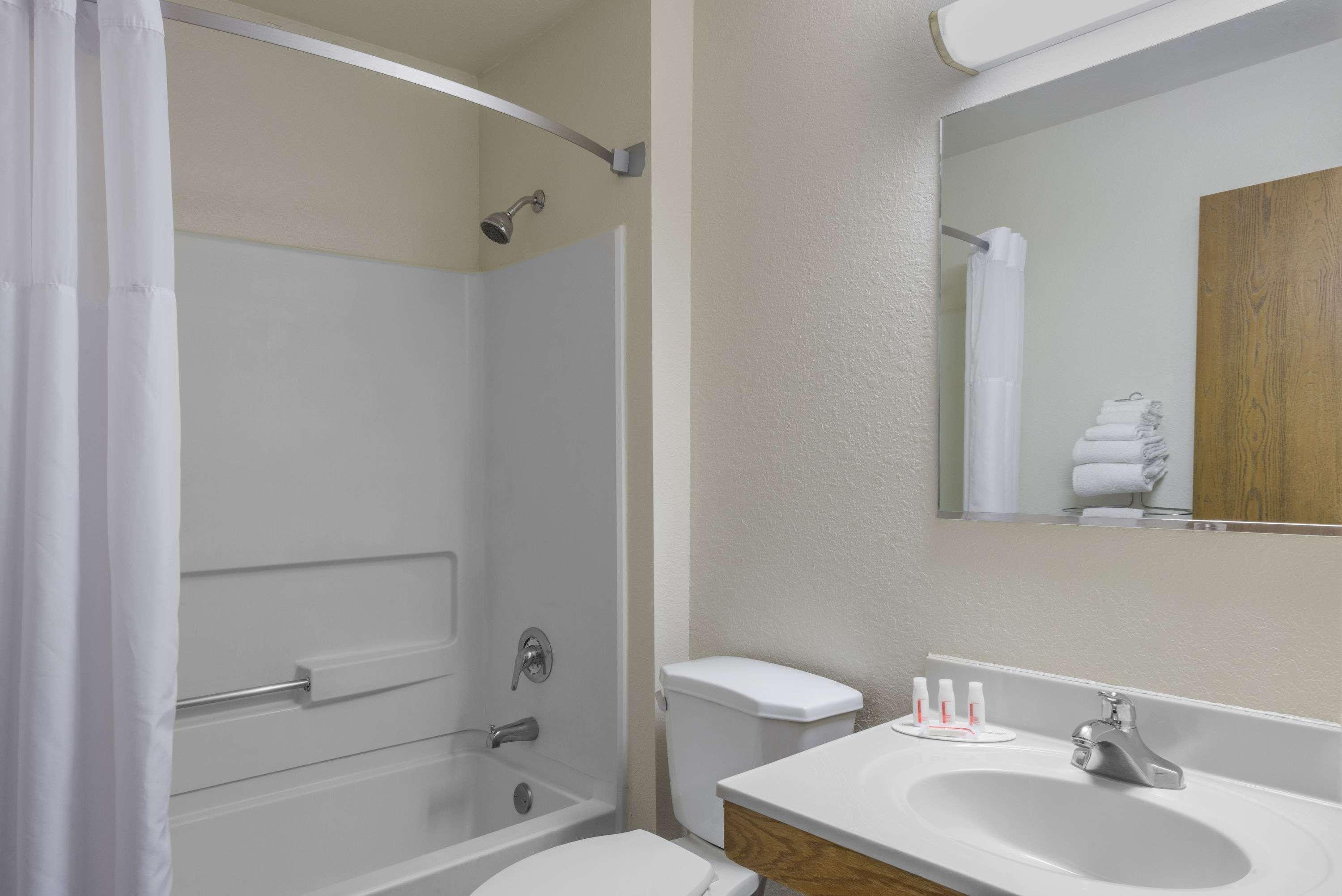 Super 8 By Wyndham Delmont Hotel Kamer foto