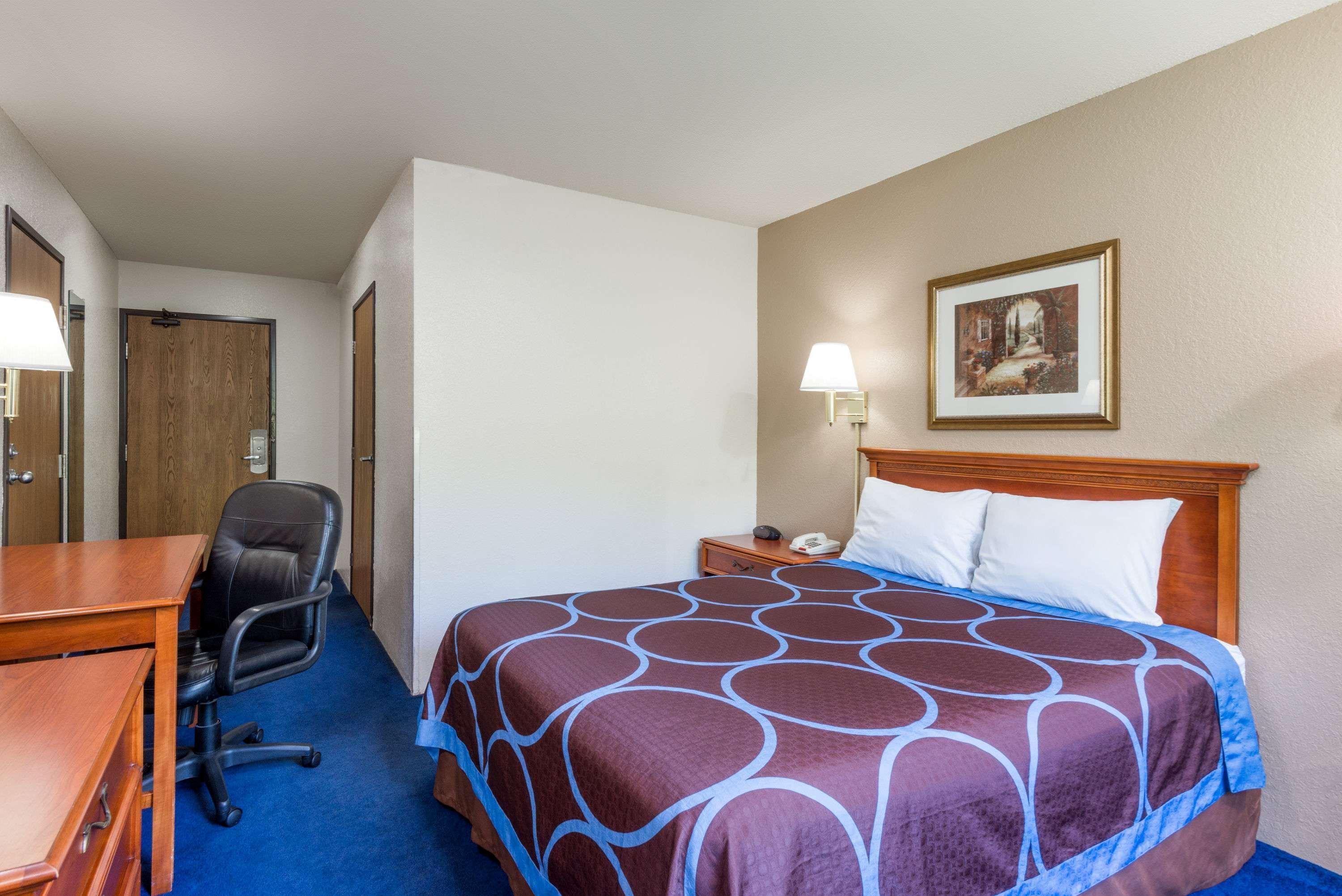 Super 8 By Wyndham Delmont Hotel Buitenkant foto