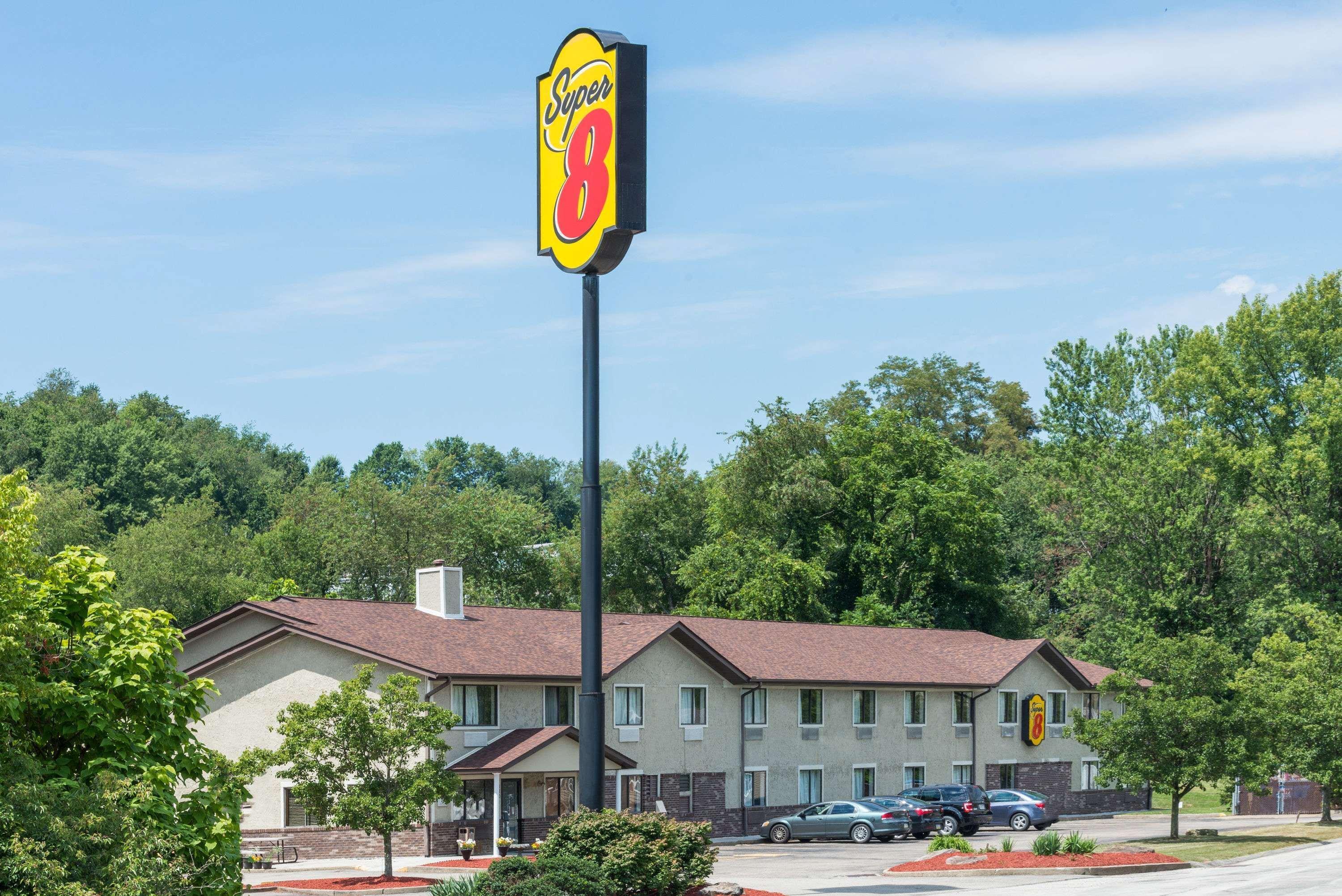 Super 8 By Wyndham Delmont Hotel Buitenkant foto