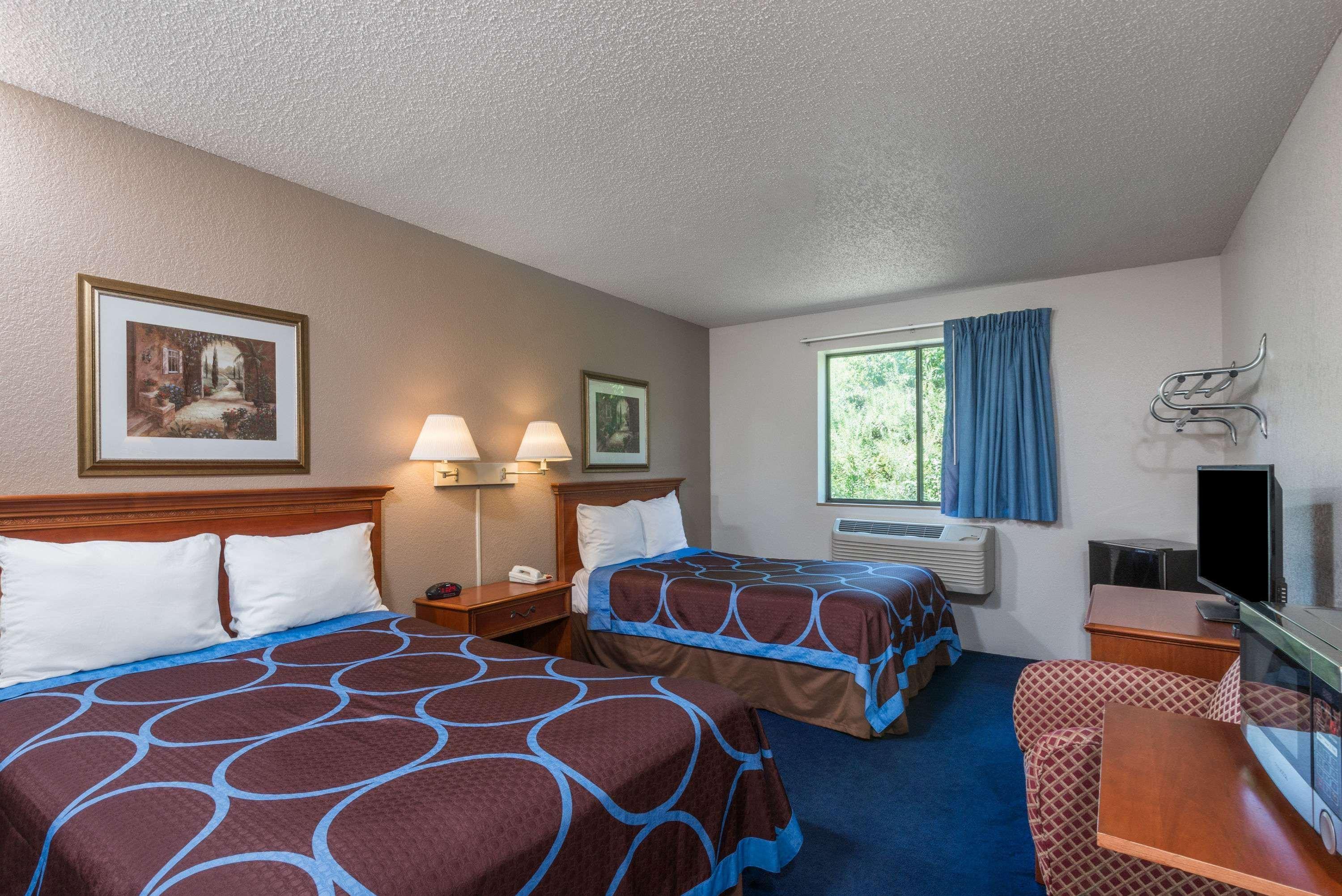 Super 8 By Wyndham Delmont Hotel Buitenkant foto