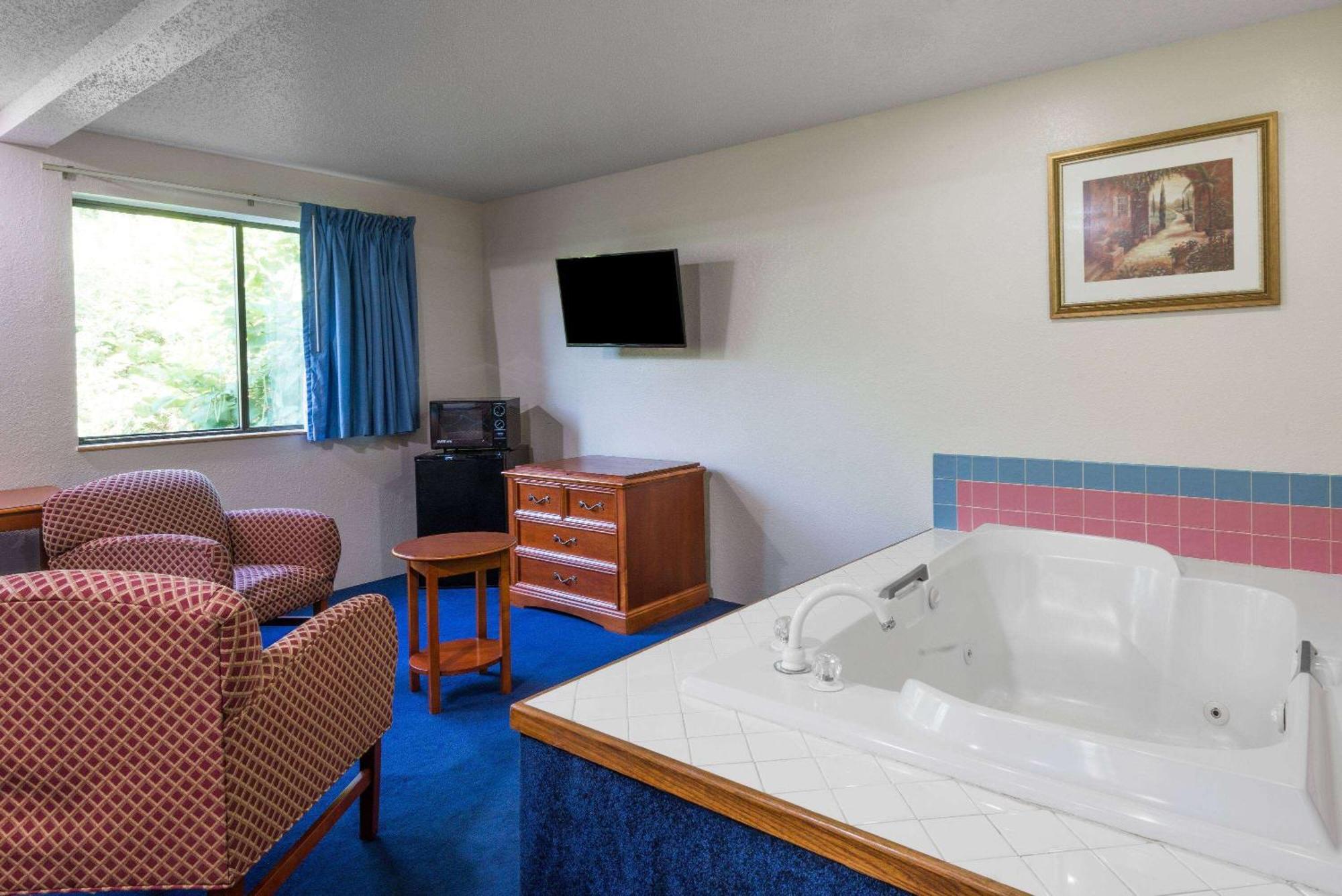 Super 8 By Wyndham Delmont Hotel Buitenkant foto