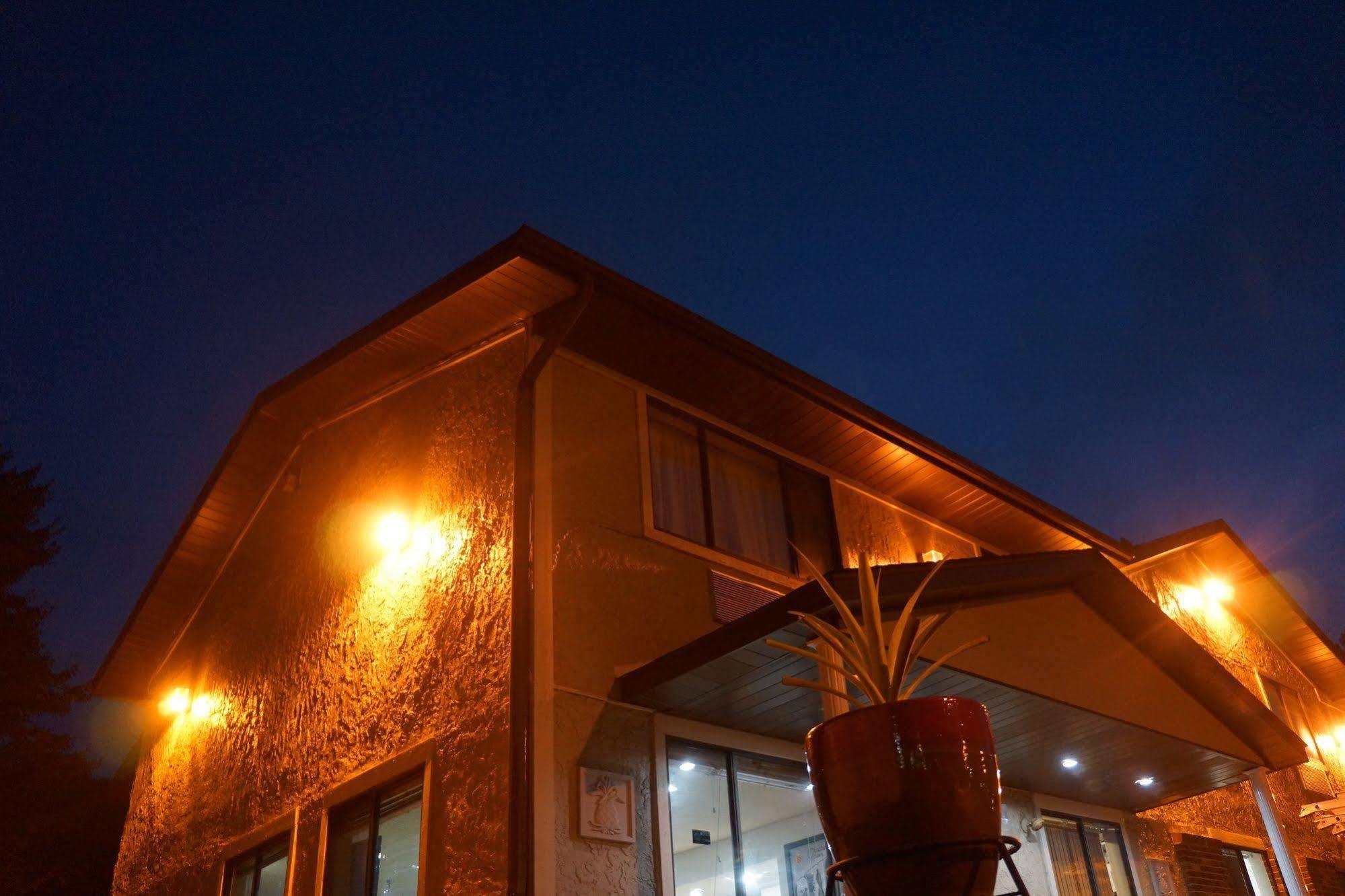 Super 8 By Wyndham Delmont Hotel Buitenkant foto