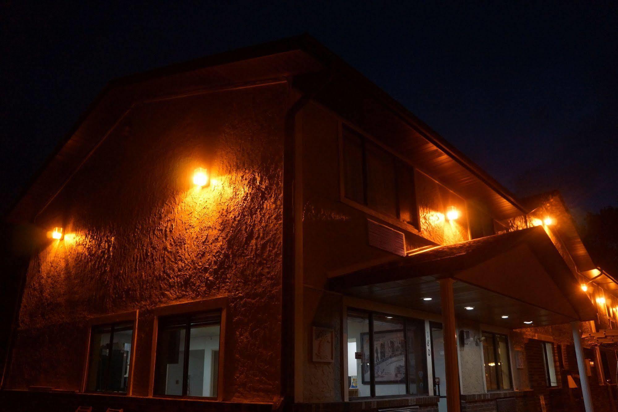 Super 8 By Wyndham Delmont Hotel Buitenkant foto