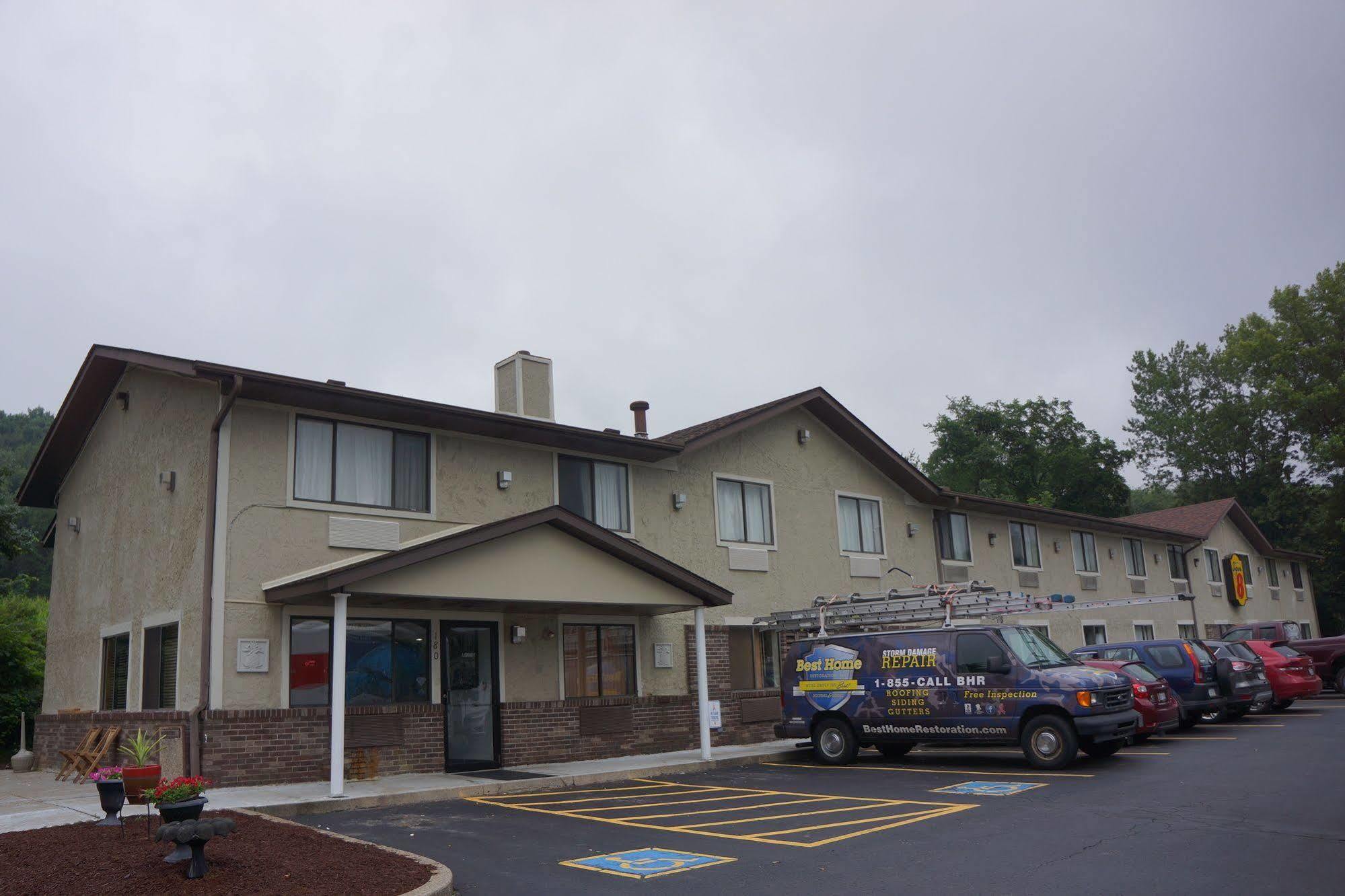 Super 8 By Wyndham Delmont Hotel Buitenkant foto